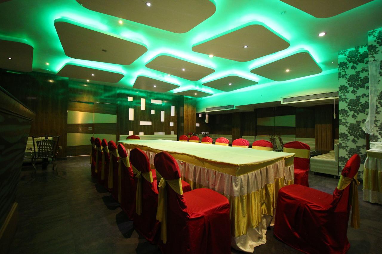 Oyo 8786 Hotel Maan Residency Ahmedabad Exterior photo